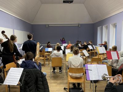 Mittelstufenorchester und ein Musikleistungskurs in Hirschluch