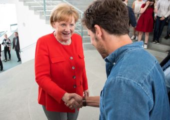 Bundeskanzlerin Merkel gratuliert dem Politiklehrer Philip Elsen